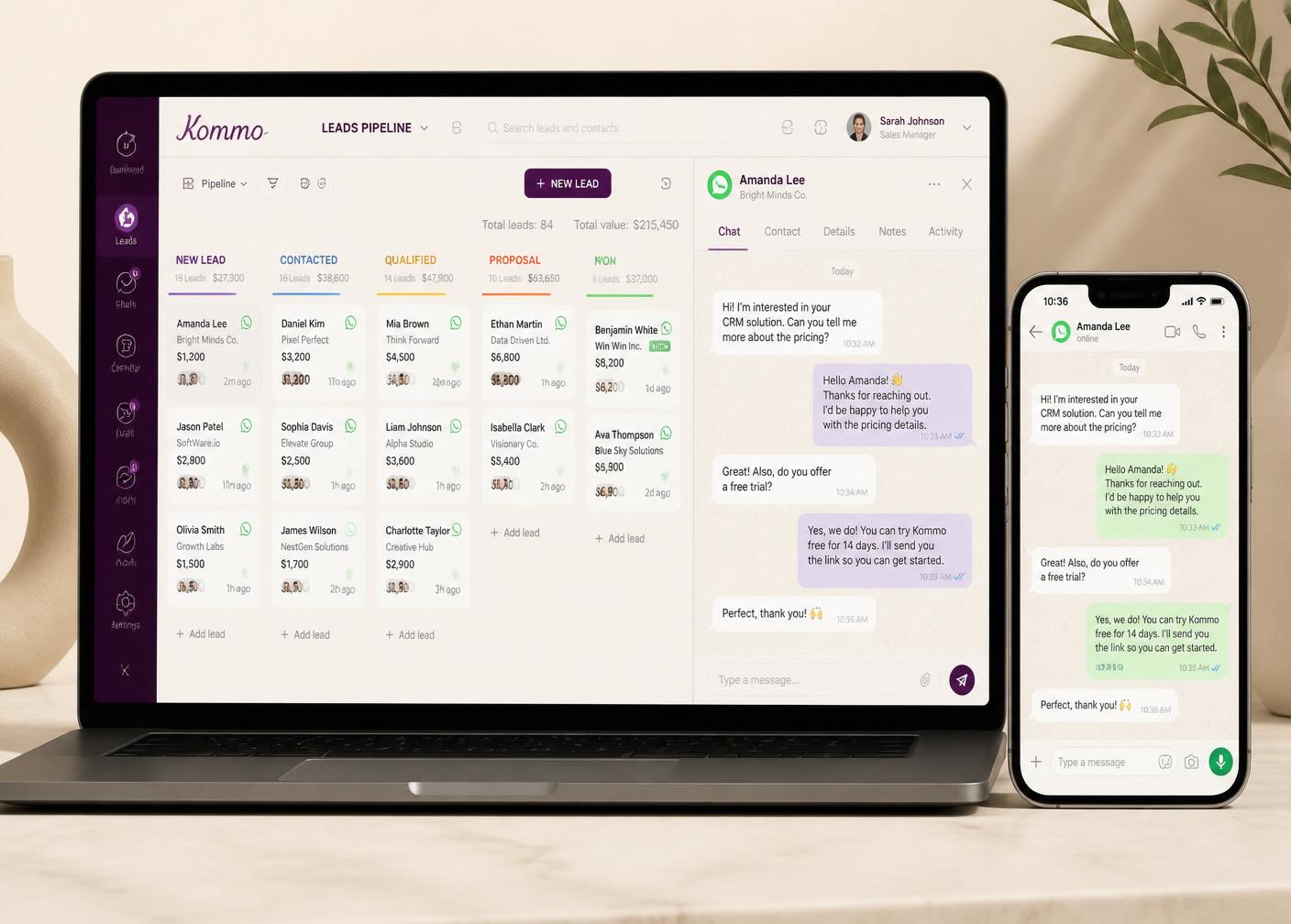 Conversa de WhatsApp aberta dentro do CRM Kommo, com pipeline de leads ao lado